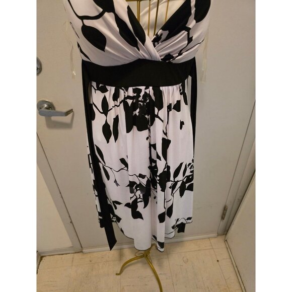 Speechless Black and White Floral Print Women's Dress Medium Sleeveless V-Neck - Picture 4 of 16